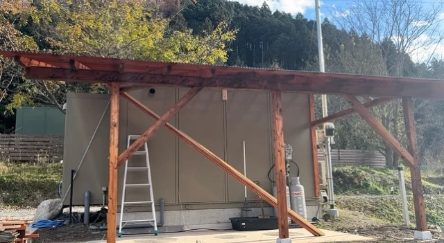 入口に小屋を建てました！
前面に看板を貼る予定です^_^  目印になるように👍  #ルンルングランピング長瀞 #長瀞