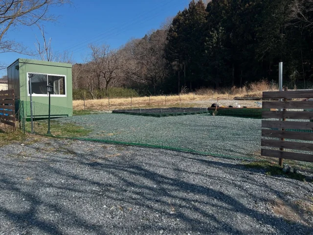 犬用フェンスを作りました！
これで飼主さんも安心して「リードなし放し飼い」が出来ます🐶  犬さんは無料です。日頃たくさんお金かかってると思うのでルンルングランピング長瀞にいる時は甘えてください^_^  #犬用フェンス #リード無し #ルンルングランピング長瀞