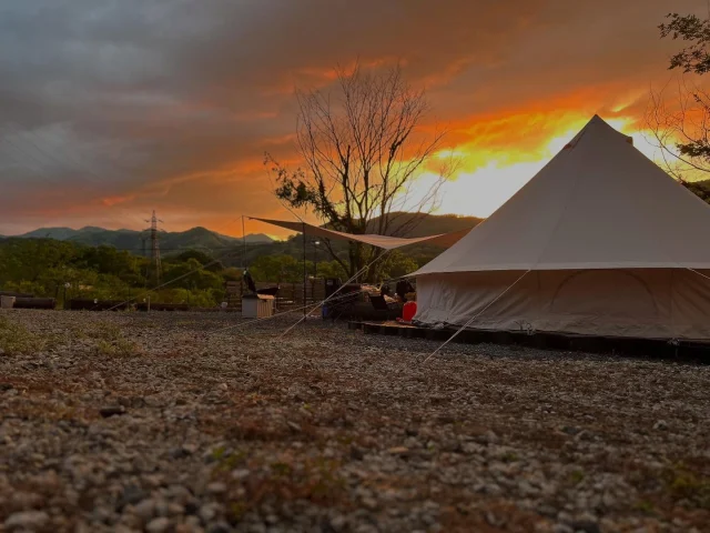 長瀞の夕焼けは山に落ちます。
朝日は山から登ります。  山に囲まれた街！  #ルンルングランピング長瀞