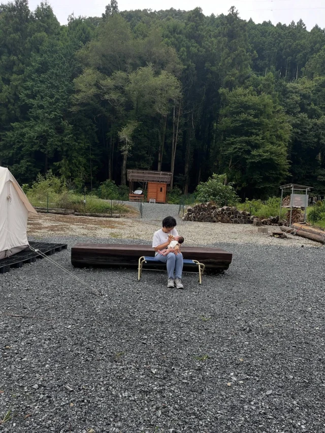 自然の中で飲むミルクは美味しいみたいです！
自然で飲む酒・ご飯何でも最高です。
赤ちゃんも一緒みたい👶  #ルンルングランピング長瀞 #息子 #婆