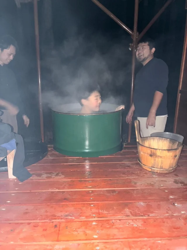 初めてのドラム缶風呂。
学校でぜひ自慢してほしいです💪  #ルンルングランピング長瀞